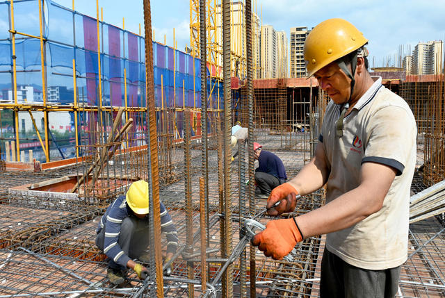 重点工程项目 施工 建筑 工人  高温天气 错峰施工 生产进度 工地 工程建设