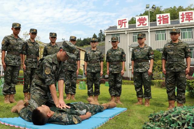 酷暑 武警 官兵 训练 迎接 八一