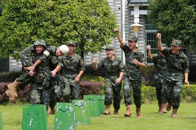 酷暑 武警 官兵 训练 迎接 八一