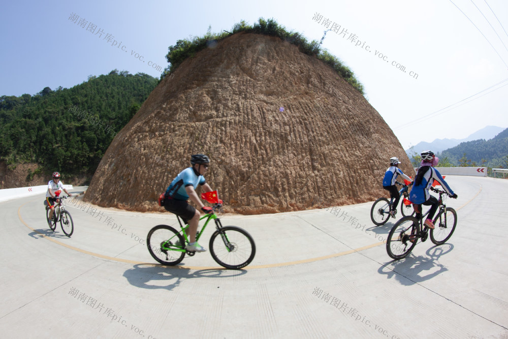 骑行 自行车 公路 山路 水库 河流 