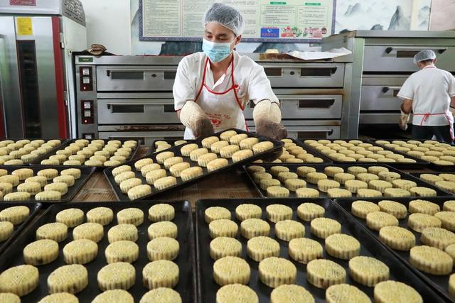 市场 需求 传统 赶制“土月饼”迎中秋