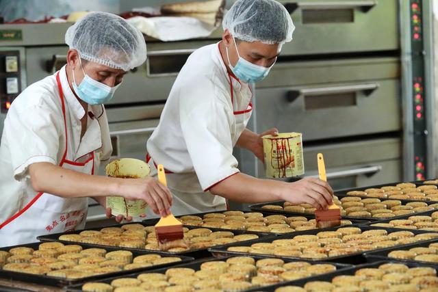 市场 需求 传统 赶制“土月饼”迎中秋