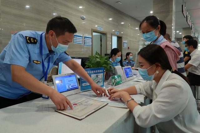 行政  服务 市场 监管 窗口 指导 办理 个体营业 执照 党员 干部 举措 解决 问题 纾困 发展 “及时雨” 营造 关心 关爱 氛围