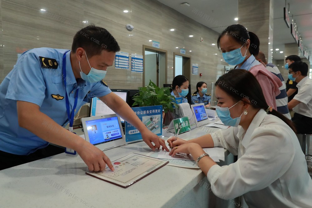 行政  服务 市场 监管 窗口 指导 办理 个体营业 执照 党员 干部 举措 解决 问题 纾困 发展 “及时雨” 营造 关心 关爱 氛围