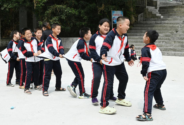 公益活动 政协委员 学校 学生 教育 献爱心 捐赠  校服 瑶族 