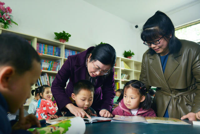 农家书屋  乡村  孩子