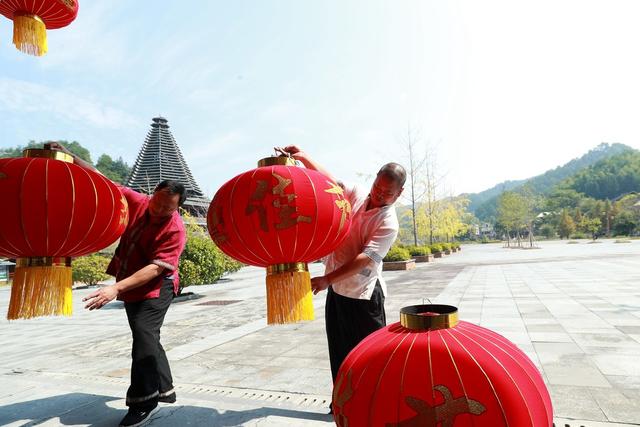 侗寨 景区 挂灯笼 喜迎 国庆 气氛浓