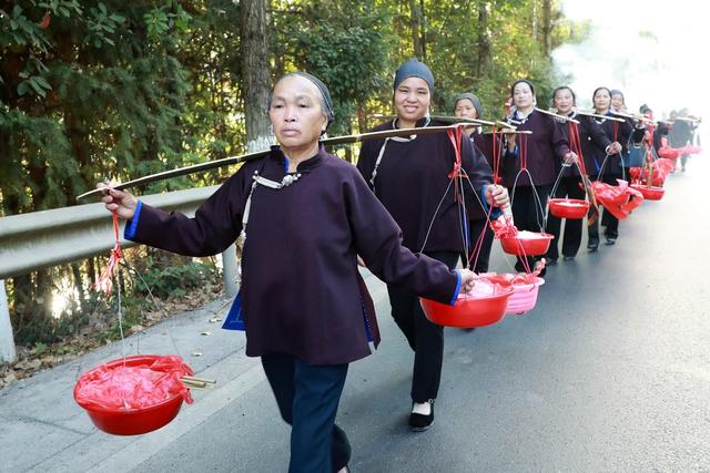 
侗族村民 欢度 国庆 情暖 重阳
