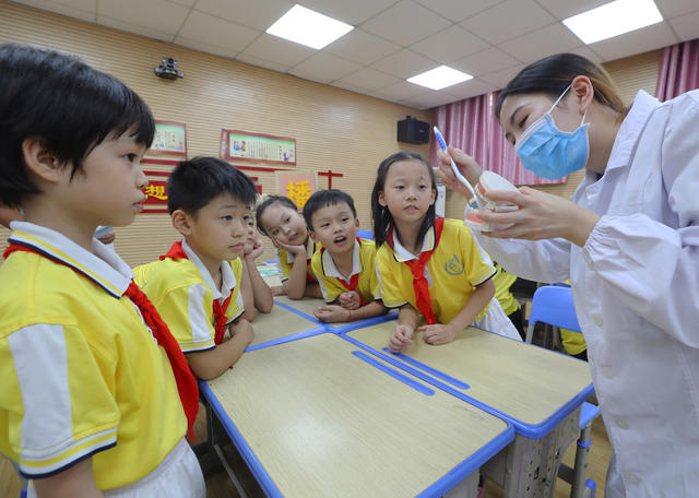 爱牙日，刷牙 小学生