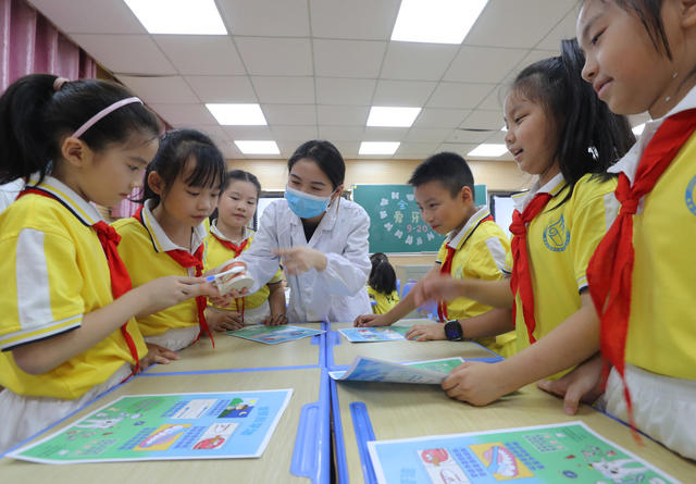 爱牙日，刷牙 小学生