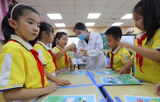 爱牙日，刷牙 小学生