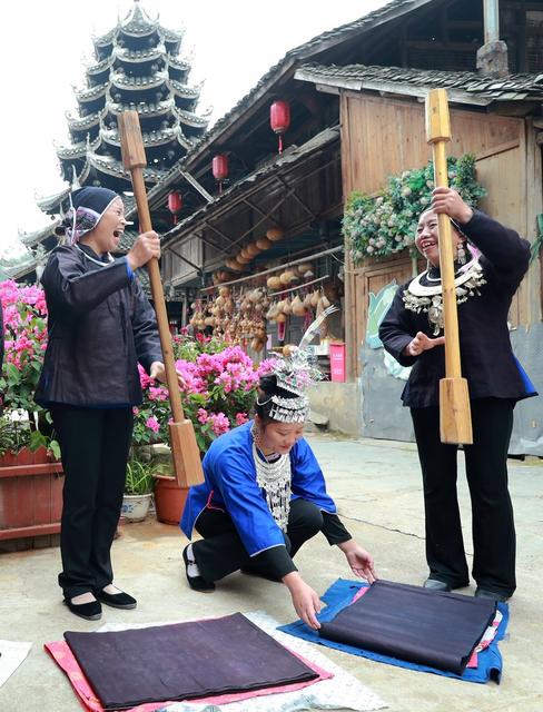 侗族 妇女 传统 捶打 天然 侗布 国庆 游客 体验 民俗 快乐