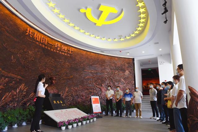 参观 传承红色基因