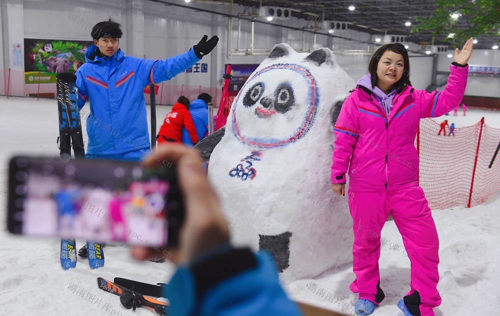 冰墩墩” 雪雕