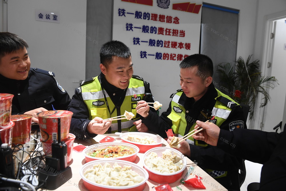 坚守 交警岗亭 年夜饭