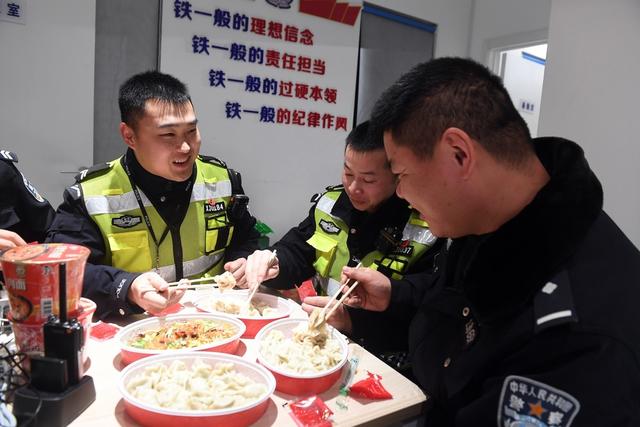坚守 交警岗亭 年夜饭