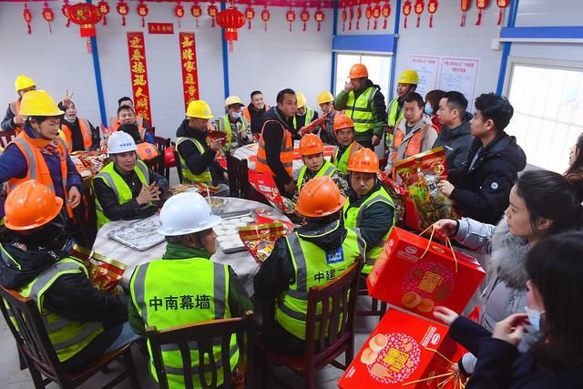 建设工地 过年 吃饺子