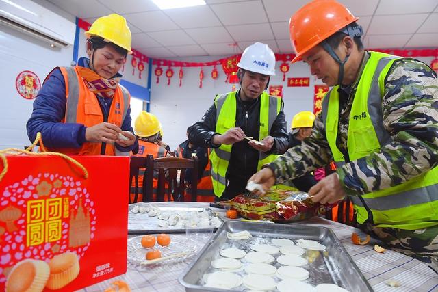 建设工地 过年 吃饺子