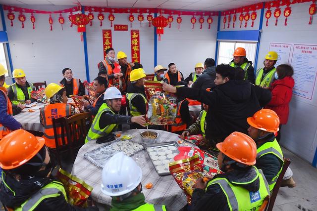 建设工地 过年 吃饺子