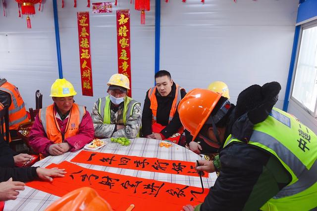 建设工地 过年 吃饺子