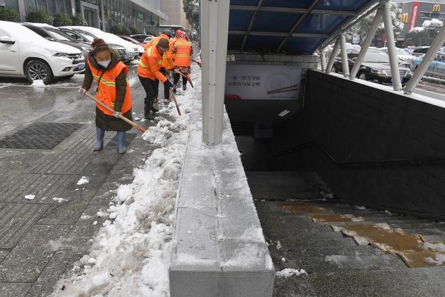 铲冰除雪 环卫工人