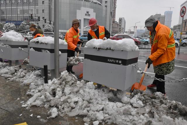 铲冰除雪 环卫工人
