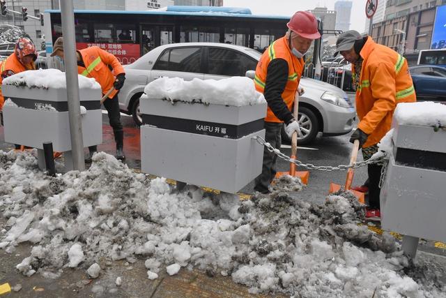 铲冰除雪 环卫工人