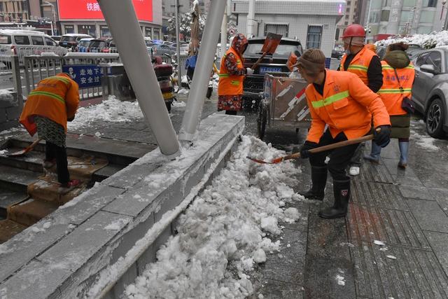 铲冰除雪 环卫工人