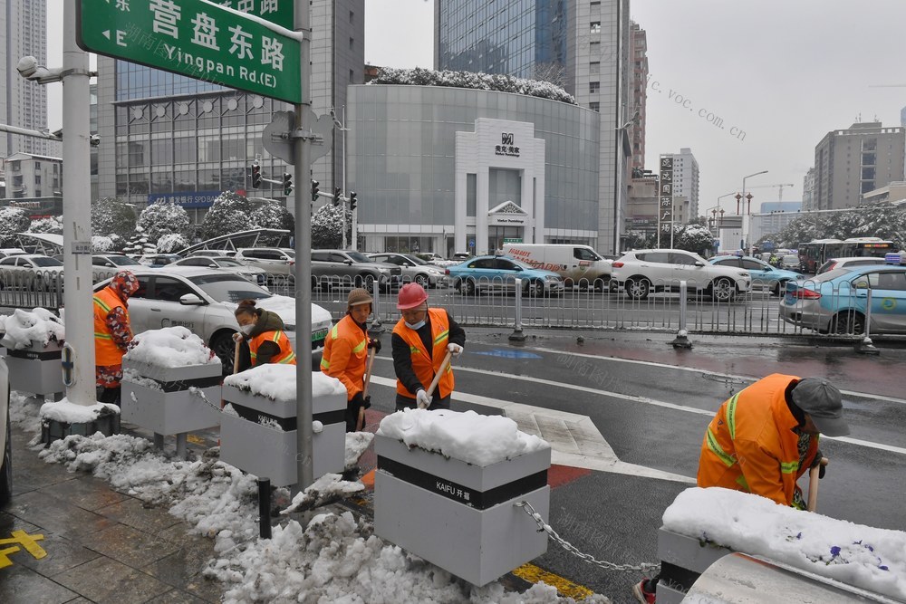 铲冰除雪 环卫工人