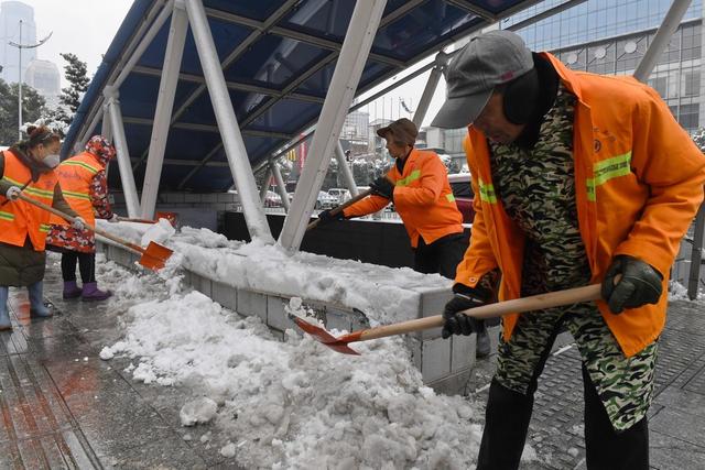 铲冰除雪 环卫工人