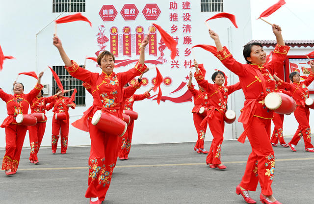 庆祝 文化 农村 党的二十大  载歌载舞 打腰鼓  喜庆 农民 妇女