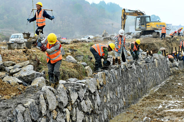 水利设施 农田水利 渠道 冬修水利 农村 工人 水利灌溉  基础设施建设  