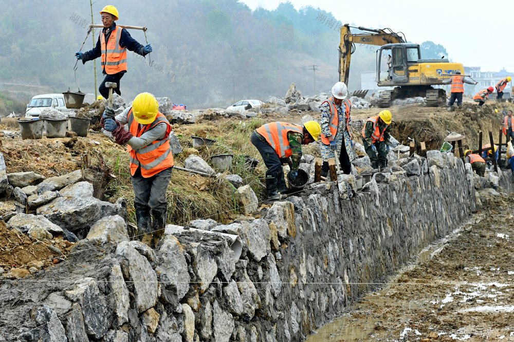 水利设施 农田水利 渠道 冬修水利 农村 工人 水利灌溉  基础设施建设  