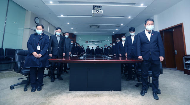 收看江泽民同志追悼大会