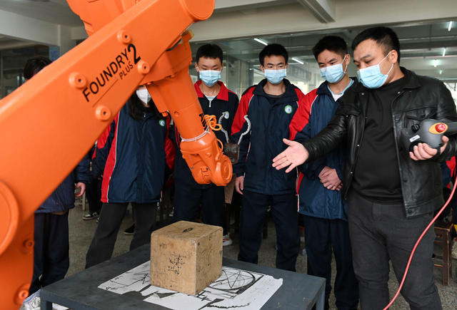 职业教育,,,,人才市场,,学校,,学生,,就业,,机器人,,实践操作,校企合作,专业共建,,企业,,订单培训