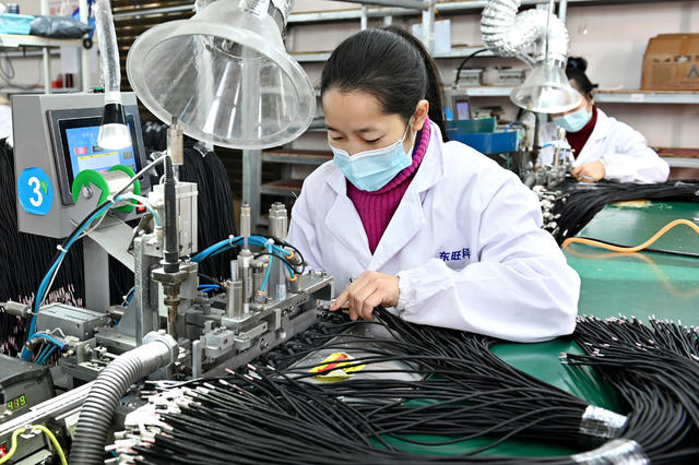 企业 赶订单 忙生产 工业园 电子产品  订单产品 员工 工业  经济 年度目标 县域经济