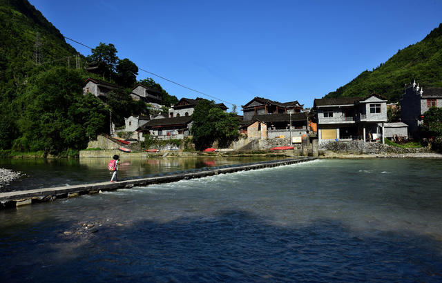 坪朗 苗寨 群山 秀水 民居