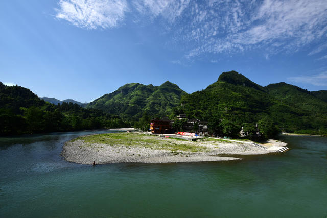 坪朗 苗寨 群山 秀水 民居