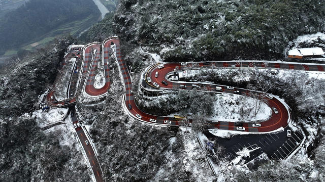 雪 盘山 公路 车 