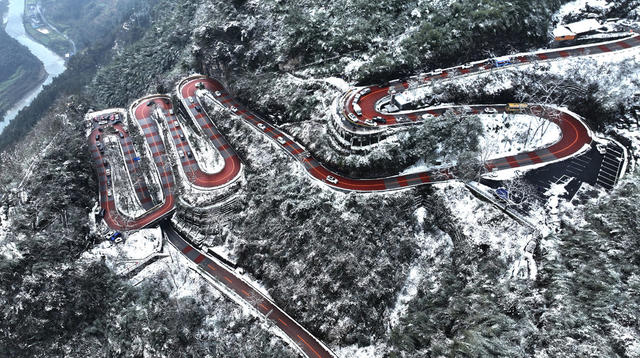 雪 盘山 公路 车 