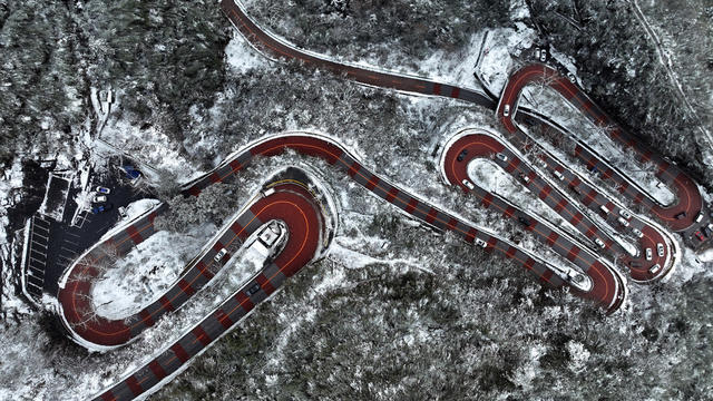 雪 盘山 公路 车 