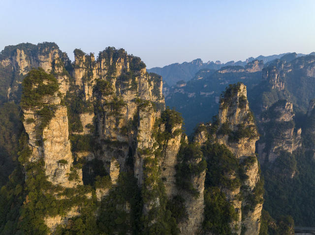 张家界 武陵源 天子山 景区 景点 旅游 目的地 山 山脉 山峰 喀斯特地貌 地理 地形 著名景点 自然 宁静 风景 户外 岩石 植被