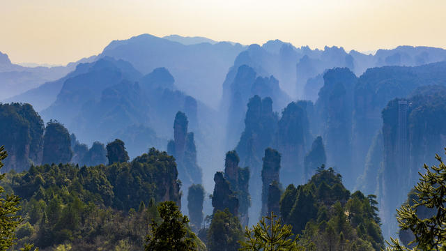 张家界 武陵源 天子山 景区 景点 旅游 目的地 山 山脉 山峰 喀斯特地貌 地理 地形 著名景点 自然 宁静 风景 户外 岩石 植被