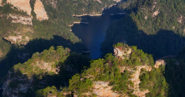湖南 张家界 宝峰湖 旅游 旅行 目的地 自然 景区 景点 碧水 青山 风光 风景