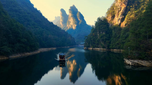 湖南 张家界 宝峰湖 旅游 旅行 目的地 自然 景区 景点 碧水 青山 风光 风景