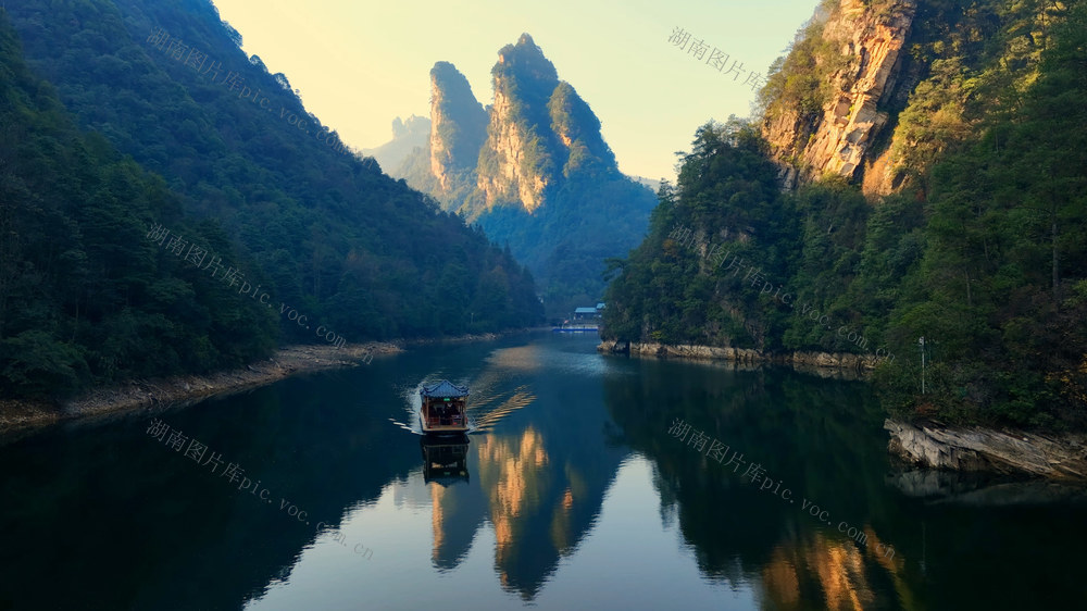 湖南 张家界 宝峰湖 旅游 旅行 目的地 自然 景区 景点 碧水 青山 风光 风景