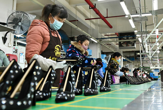 元旦在岗 坚守岗位 生产 开门红 订单产品 企业 车间 鞋 经开区