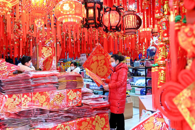 喜庆饰品  春节  消费 商场  喜迎新春佳节  市民  红红火火 年货市场 喜庆  年味