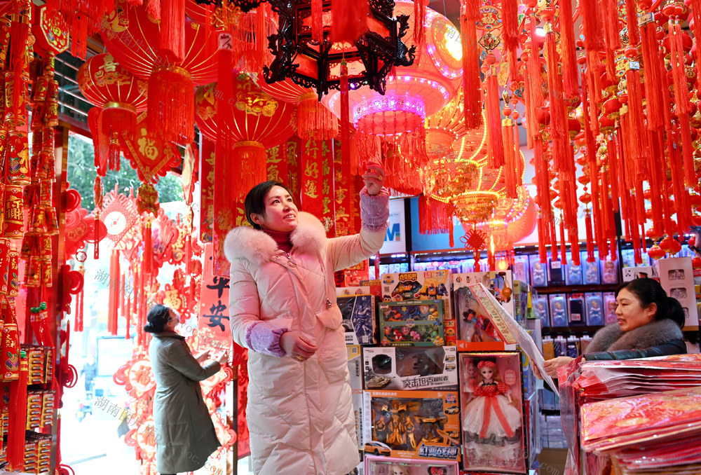 喜庆饰品  春节  消费 商场  喜迎新春佳节  市民  红红火火 年货市场 喜庆  年味