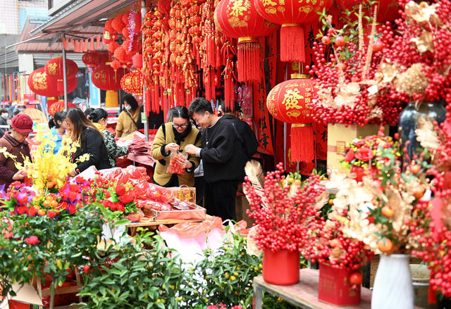 市场
年货市场
商业
年货
春节
市民
喜庆饰品
顾客
购销两旺